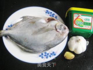 大蒜豆瓣酱辣味鲳鱼的做法步骤：1