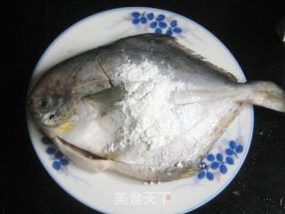 大蒜豆瓣酱辣味鲳鱼的做法步骤：2