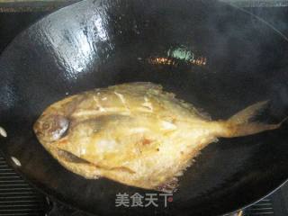 大蒜豆瓣酱辣味鲳鱼的做法步骤：4