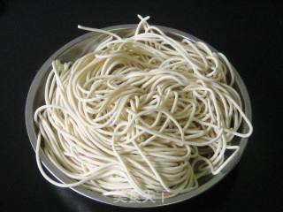 黄瓜肉丝拌面的做法步骤：2