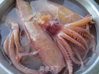 韭苔炒鱿鱼的做法步骤：2
