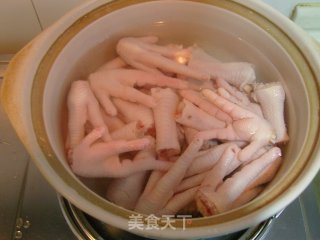 红焖鸡脚的做法步骤：1