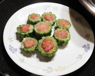煎酿苦瓜的做法步骤：5