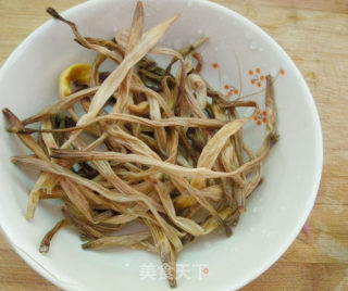 30分钟二菜一汤之 黄花菜肉汤的做法步骤：1