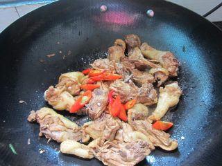 三杯鸡的做法步骤：8