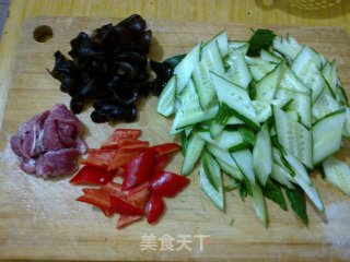 黄瓜木耳炒肉片的做法步骤：1