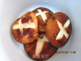 香菇鸡腿汤的做法步骤：4