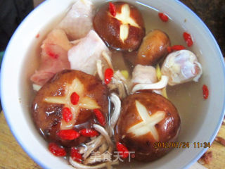香菇鸡腿汤的做法步骤：7