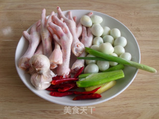 【把喜欢的放在一起炖】鸡爪烧鹌鹑蛋的做法步骤：1