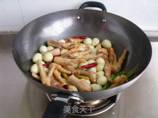 【把喜欢的放在一起炖】鸡爪烧鹌鹑蛋的做法步骤：4