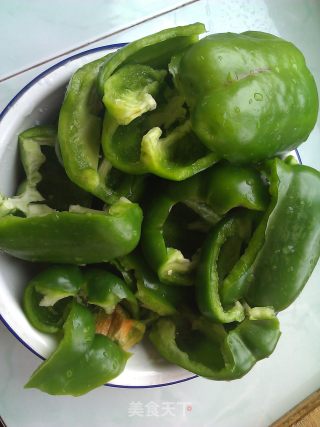 青椒黄瓜饺子的做法步骤：1