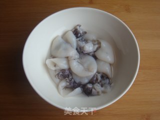 酸鲜墨鱼仔的做法步骤：1