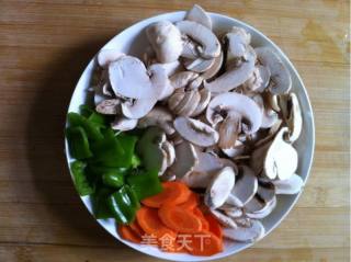 口蘑炒鸡肉的做法步骤：2