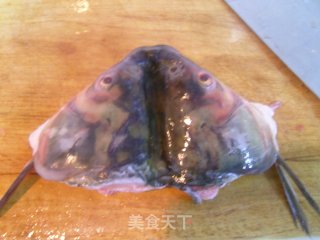 剁椒青鱼头的做法步骤：1