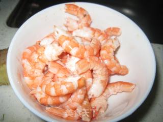 虾仁炒青瓜西芹的做法步骤：2