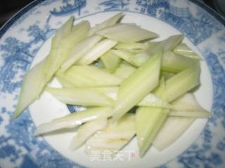 虾仁炒青瓜西芹的做法步骤：3
