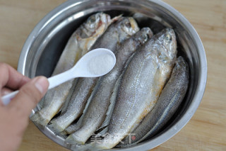 酥香小黄花鱼的做法步骤：2