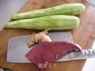丝瓜炒牛肉的做法步骤：1