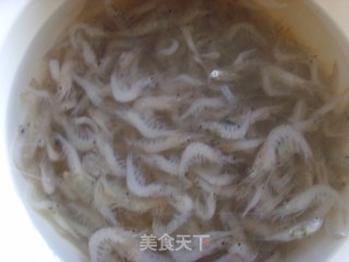 蒜香江虾的做法步骤：1