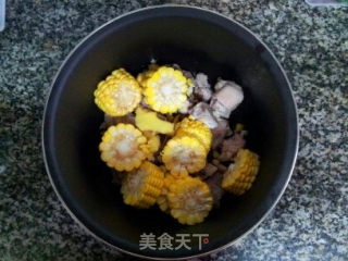 玉米排骨汤的做法步骤：4