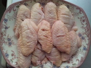 蒜蓉辣酱鸡翅的做法步骤：1