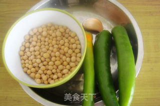 黄豆还可以这样吃---青椒炒黄豆的做法步骤：1