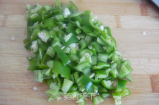 黄豆还可以这样吃---青椒炒黄豆的做法步骤：2