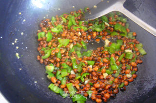 黄豆还可以这样吃---青椒炒黄豆的做法步骤：9