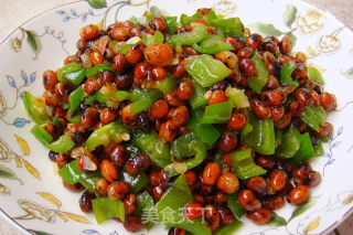 黄豆还可以这样吃---青椒炒黄豆的做法步骤：10
