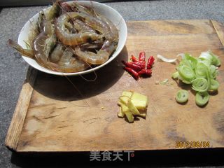 红烧对虾的做法步骤：1