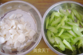 西芹炒百合的做法步骤：2