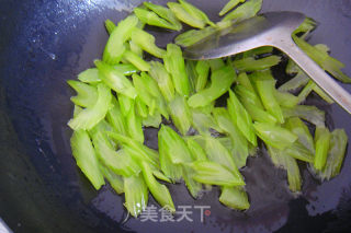 西芹炒百合的做法步骤：4