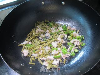 咸豆角炒肉的做法步骤：3