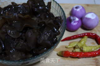 泡椒洋葱木耳的做法步骤：1