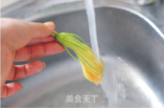 【酥炸南瓜花】不可错过的“全能蔬菜”的做法步骤：2