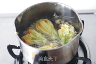 【酥炸南瓜花】不可错过的“全能蔬菜”的做法步骤：6