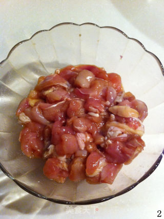很受小朋友喜欢的鸡肉做法——【黑椒炒子鸡】的做法步骤：2