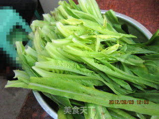 蒜香油麦菜的做法步骤：1