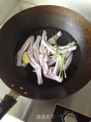 卤鸭掌的做法步骤：1