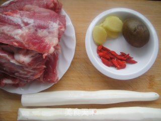 铁棍山药炖排骨的做法步骤：1