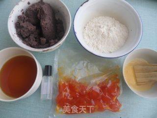 初次尝试——豆沙蛋黄月饼的做法步骤：1