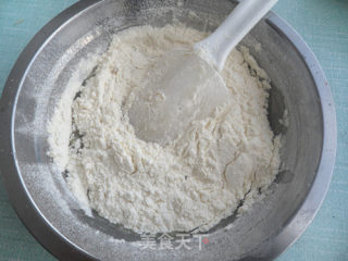 初次尝试——豆沙蛋黄月饼的做法步骤：2