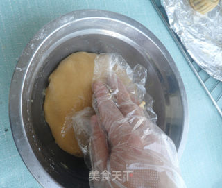 初次尝试——豆沙蛋黄月饼的做法步骤：3