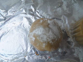 初次尝试——豆沙蛋黄月饼的做法步骤：10