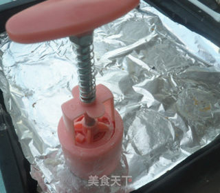 初次尝试——豆沙蛋黄月饼的做法步骤：11