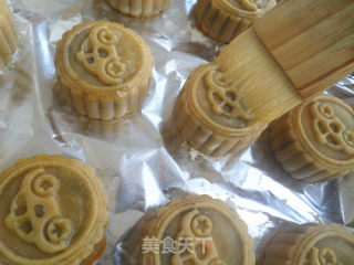 初次尝试——豆沙蛋黄月饼的做法步骤：14