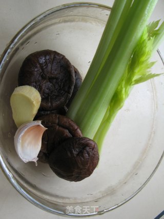 蚝油花菇焖鸡杂的做法步骤：1