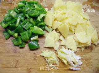 肉炒青椒土豆片的做法步骤：2