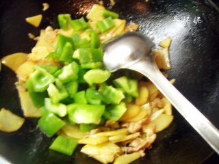 肉炒青椒土豆片的做法步骤：11