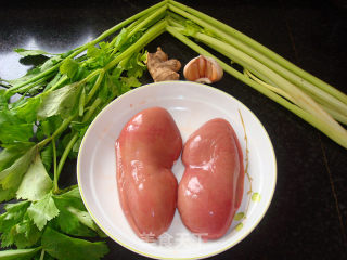 香芹炒腰花的做法步骤：1